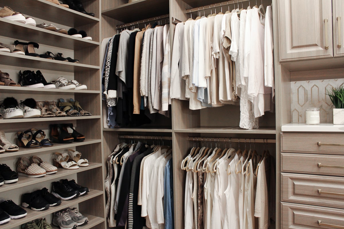 CustomBoutiqueWalk InWomen’sClosetinAthens,GAwithShoeStorageandHangingRods