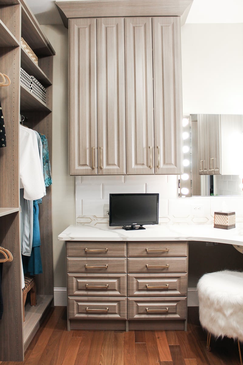 CustomBoutiqueWalk InWomen’sClosetinAthens,GAwithVanityinDriftwood