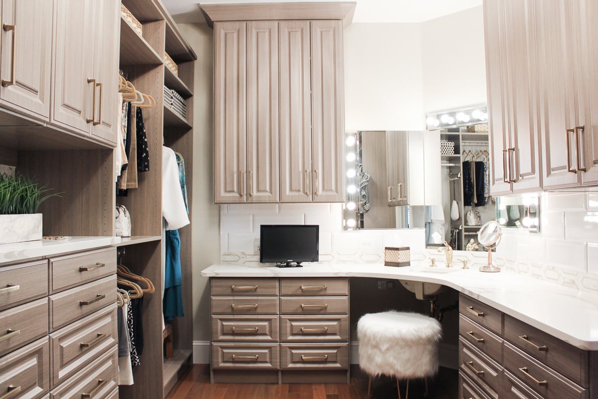 CustomBoutiqueWalk InWomen’sClosetinAthens,GAwithVanityandDrawers